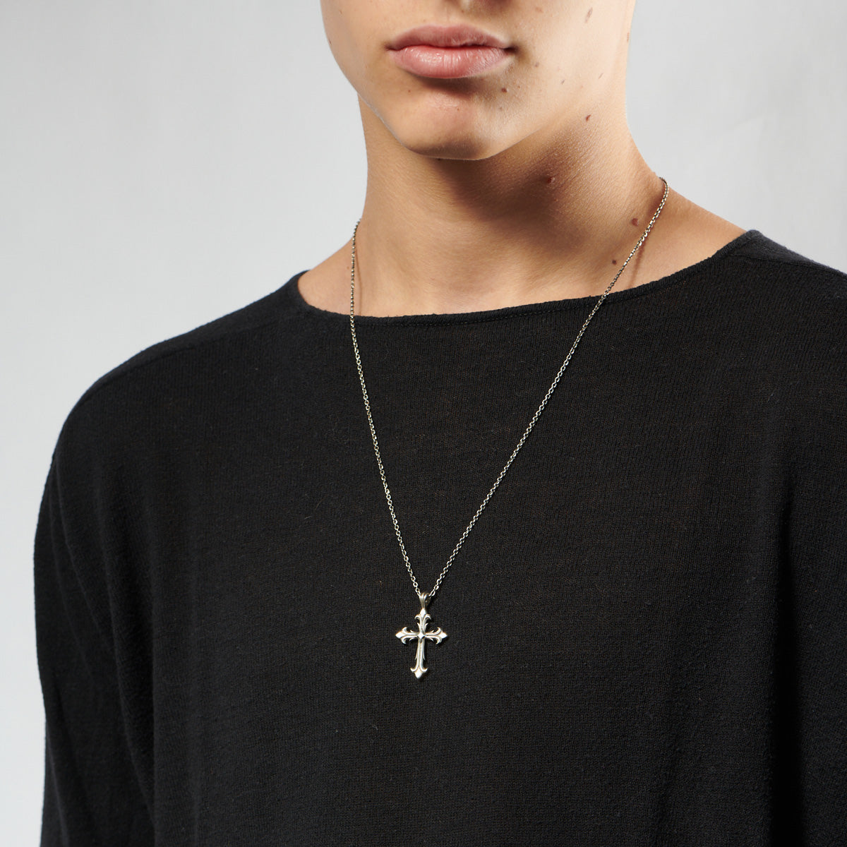 MEDIUM FLEURY CROSS NECKLACE