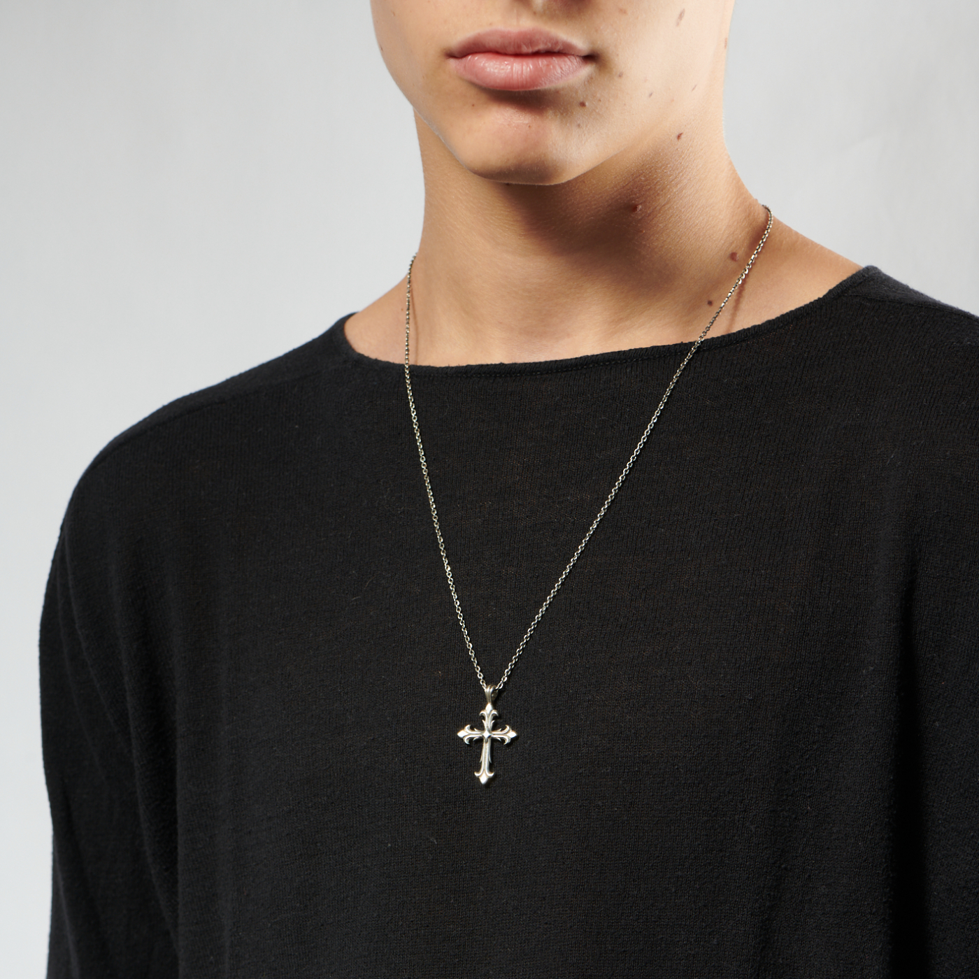 MEDIUM FLEURY CROSS NECKLACE