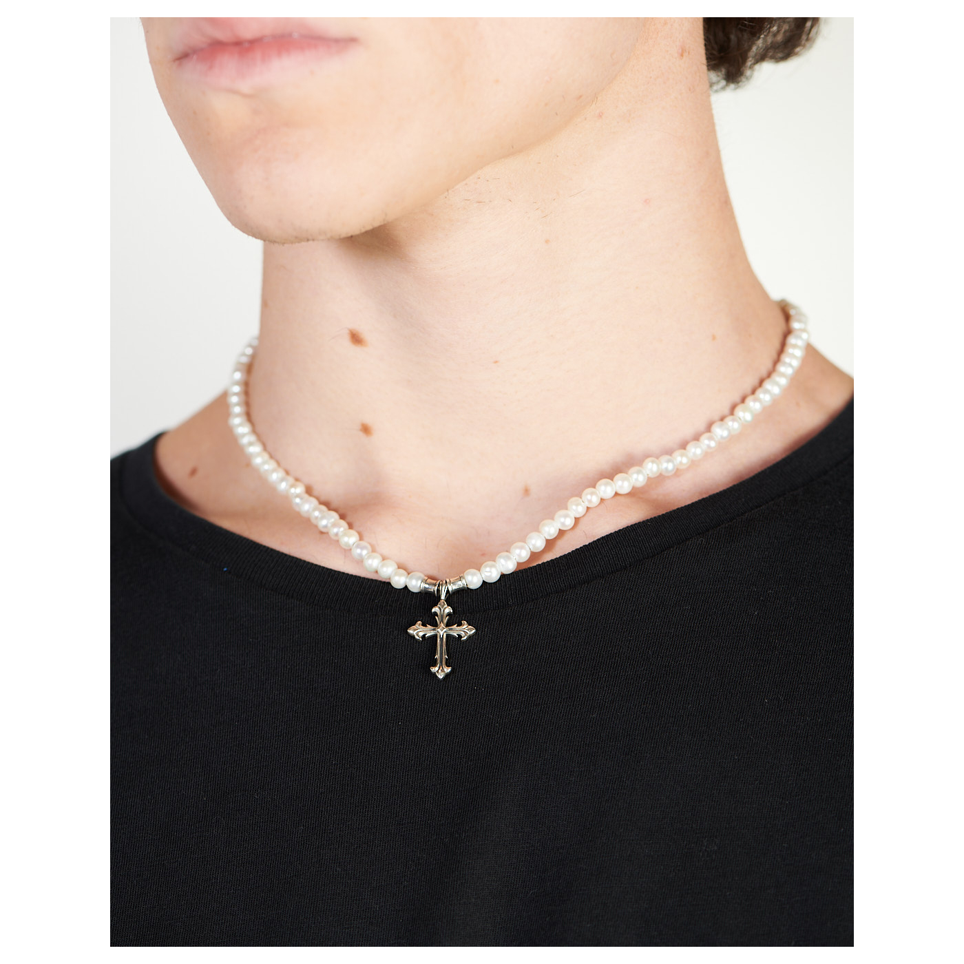 Pearl necklace with fleury cross